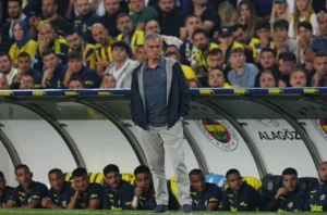 Trận đấu giữa Fenerbahce và Galatasaray không chỉ là một cuộc chiến về điểm số mà còn là một bài học cho huấn luyện viên Mourinho và đội bóng của ông.